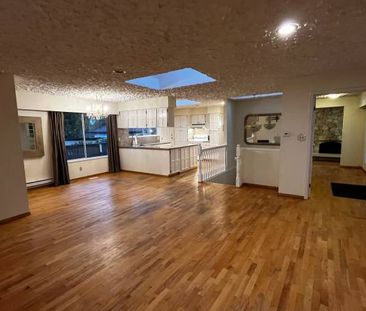 Rare 3-Bedroom in West Vancouver House - Photo 4