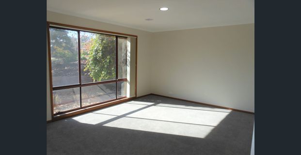 Spacious Family Home - Sought After in Sans Souci Drive! - Photo 1