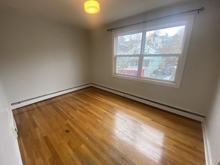 3223 Veith Unit 1 – CHARMING TOP FLOOR 3 BED 1 BATH NORTH END APT AVAILABLE DECEMBER 1ST - Photo 4