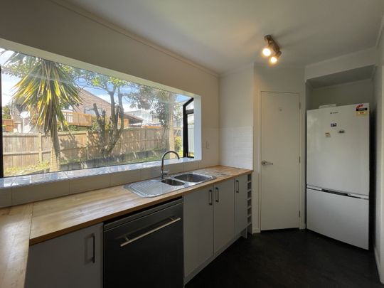 3 Bedrooms, Forrest Hill - Photo 1