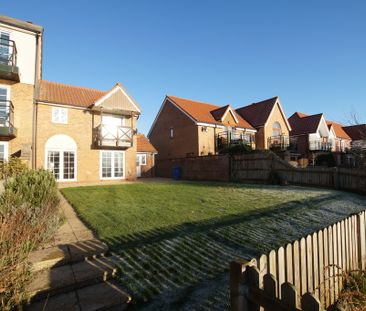 3 bedroom Semi-Detached House to let - Photo 3