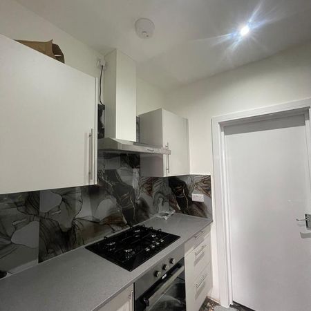 3 bedroom flat to rent - Photo 4