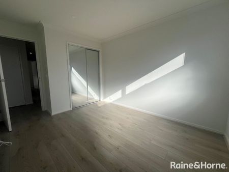 Modern 3 Bedroom plus study Townhouse! - Photo 2