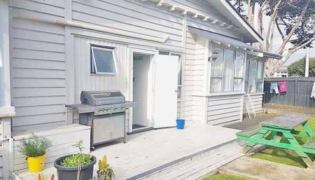 Room in Boarding House - Photo 4