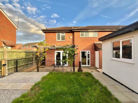 3 bedroom semi-detached house to rent - Photo 2