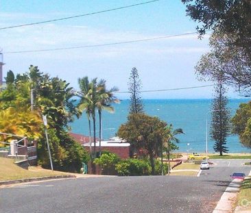 Spacious Air Conditioned Unit - Metres to Waterfont - Photo 5