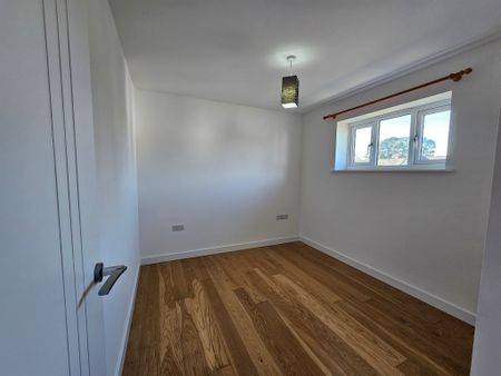 Gilberts Lane, Swindon, Highworth - Photo 2