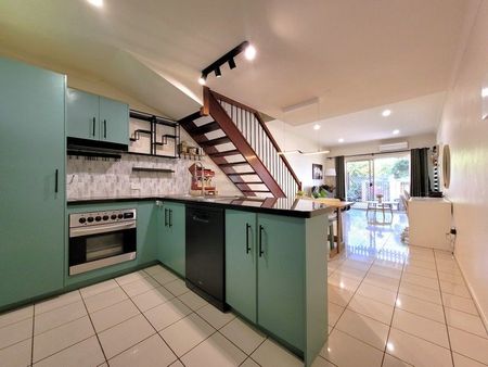 PERFECT LOW MAINTENANCE 3BEDS+1MUILTI PURPOSE ROOM WITH LARGE COURTYARD + SEPARATE LARGE BALCONY - Photo 2