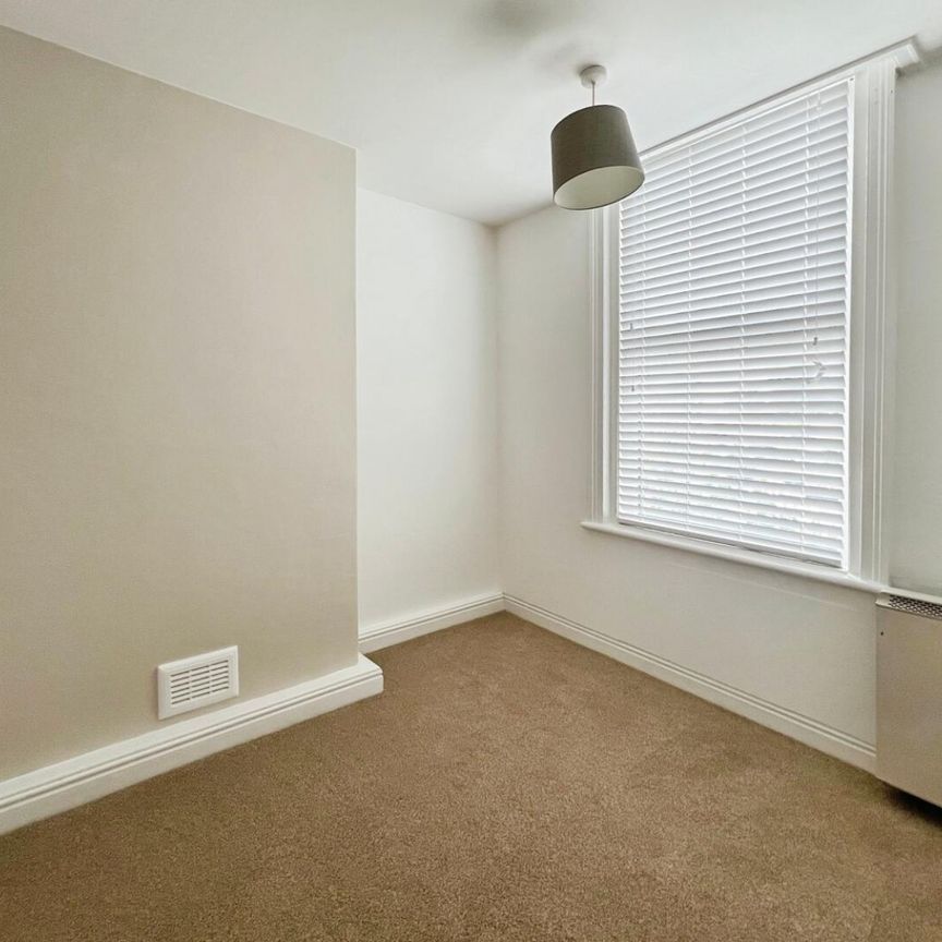 2 bedroom Flat To Let - Photo 1