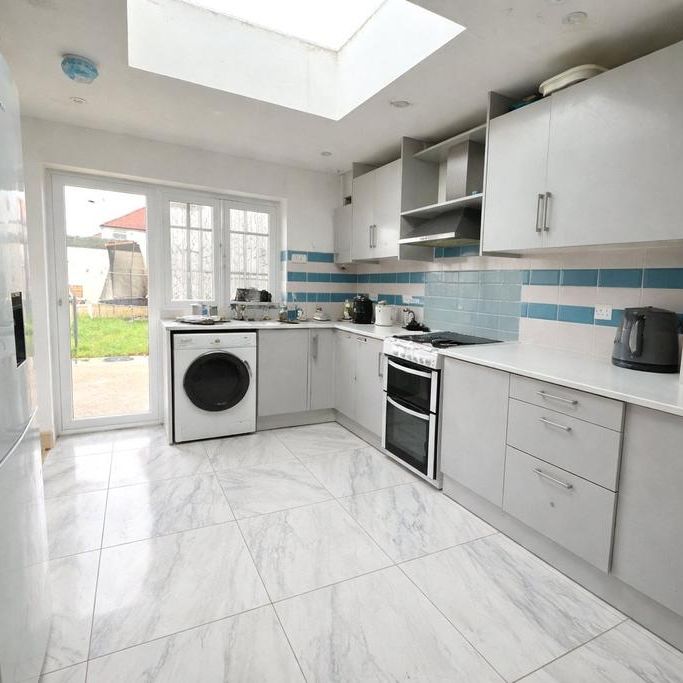 5 bedroom semi-detached house to rent - Photo 1