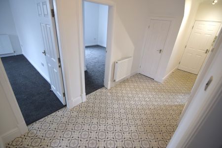 To Let 3 Bed Flat - Photo 4