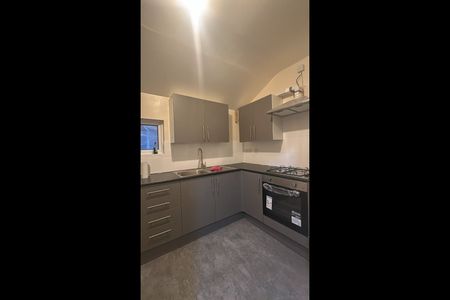 3 Bed Flat, Victoria Road, E6 - Photo 4