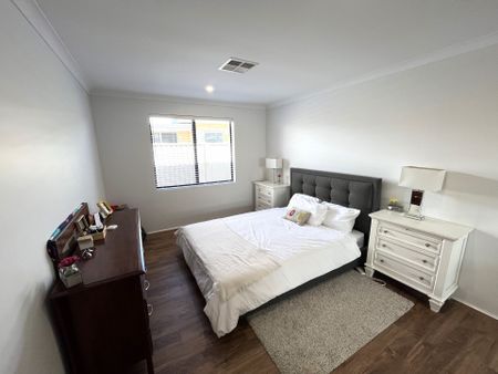 Lovely Modern Family Home - Photo 4
