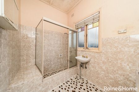 2-Bedroom House in Goulburn - Photo 5