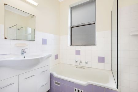 Sunny Top-Floor Apartment in Peaceful Vaucluse Setting - Photo 5