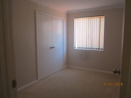 Low Maintenance & Secure - Photo 4