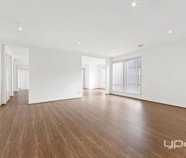 SPACIOUS FAMILY LIVING IN SOUGHT-AFTER OAKWOOD ESTATE - Photo 3