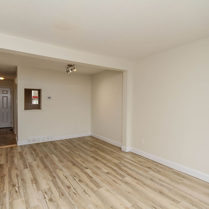 For Lease - 1800 Stonehenge Crescent, Cyrville - Carson Grove - Pineview, Ontario - Photo 1