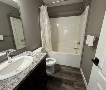 Beautiful 4 Bed 3.5 Bath Full House in Timberlands - Photo 4