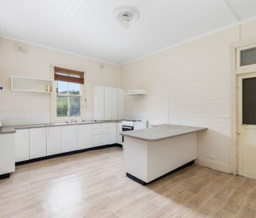 Cute Country Cottage in Rural Setting - Photo 2