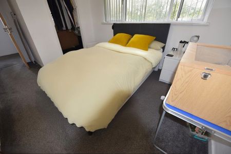 3 bedroom House in Iveson Drive, Leeds - Photo 4