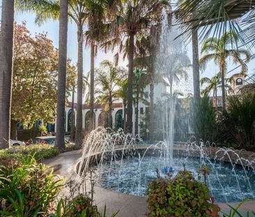 Quiet Top-Floor Studio with Leafy Outlook - Photo 2