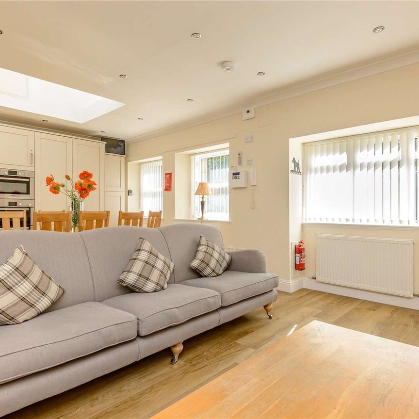 Charming Detached Cottage in Duddingston. Gated private entrance with garden, the property comprises, four bedrooms, two with ensuite, family bathroom , open plan kitchen and living area. - Photo 1