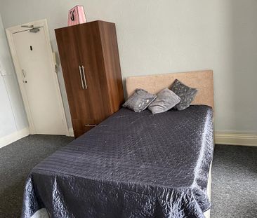 1 bedroom in a house share to rent - Photo 2
