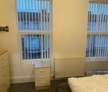 1 bedroom in a house share to rent - Photo 2