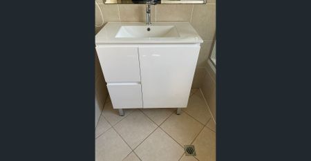 2 bedroom flat attached to the side of the house. - Photo 4