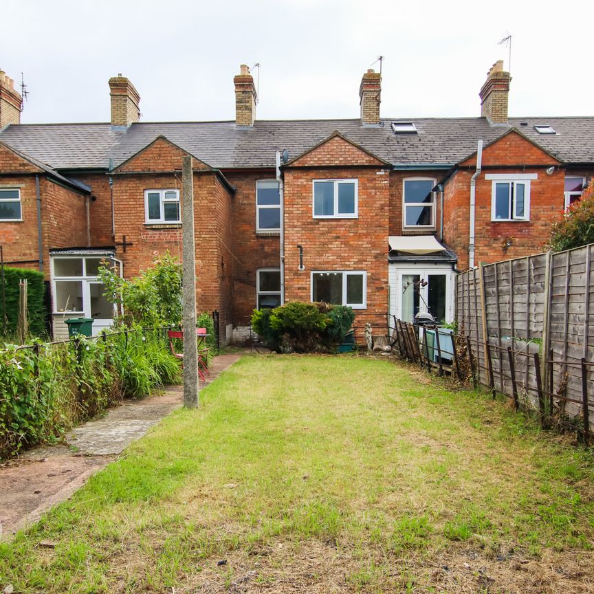 Mid terraced house - Photo 1