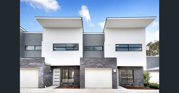 Spacious Modern Townhouse - Photo 1