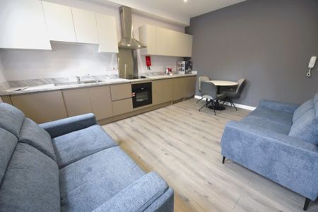 3 bedroom Flat in Cardigan Road, Leeds - Photo 4