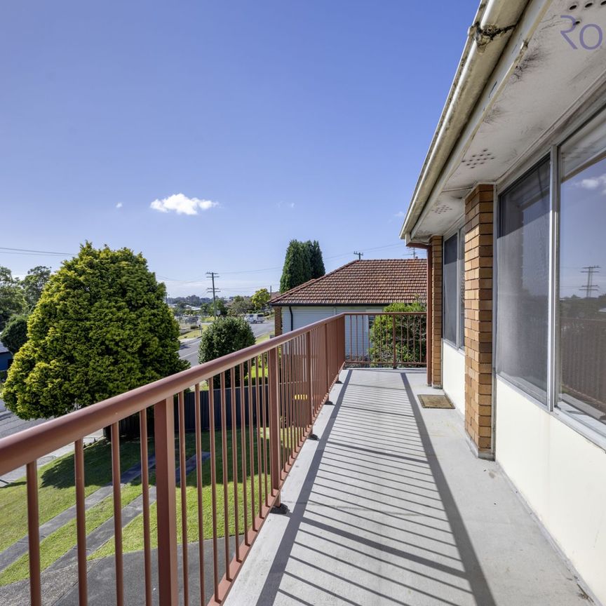 Recently renovated and close to Belmont 16s and Belmont shopping area. - Photo 1