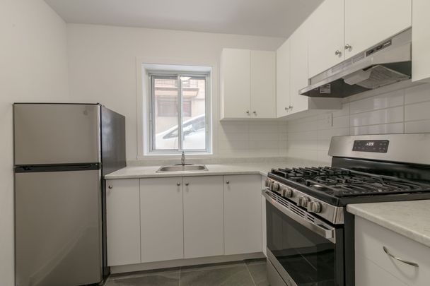 4585 Av. Dupuis - Photo 1