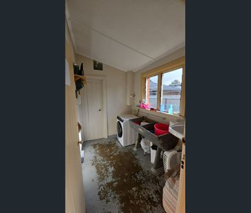 Fabulous location, walk to Salisbury CBD and railway station only m... - Photo 1