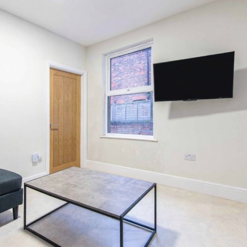 6 bed Detached House for Rent - Photo 1