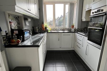 3 Bed Semi-Detached House, Perry Avenue, B42 - Photo 2