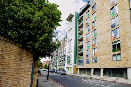 Large Ensuite: Two Bed Flat - Photo 5