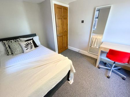 1 bedroom in a house share to rent - Photo 2