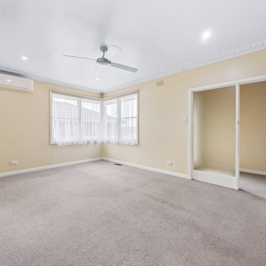 READY TO MOVE IN - WENDOUREE - Photo 1