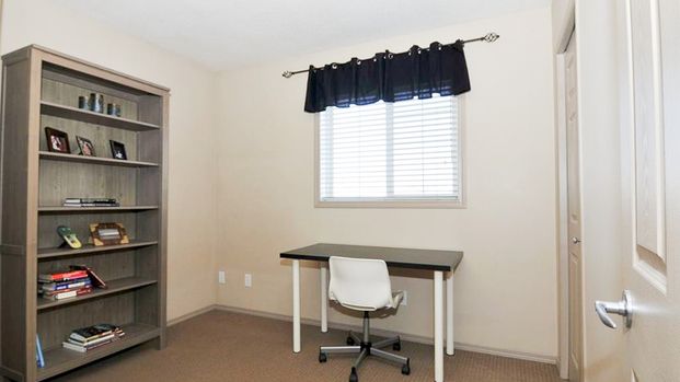 Top Floor Corner Unit | Vaulted Ceilings | Heat & Water Included. - Photo 1