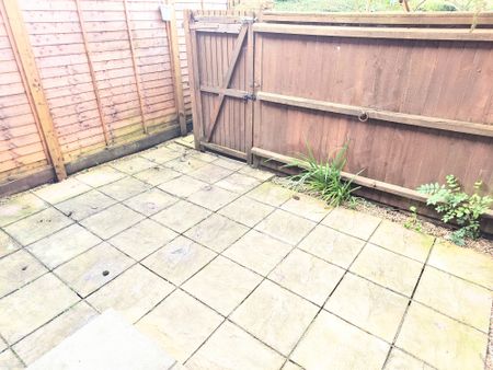 2 bedroom mid-terrace to rent Summertrees Court, Ashley - Photo 3