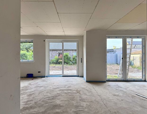 Erstbezug: Moderne Bungalowhälfte mit Einbauküche & Carport in ruhiger Siedlungslage von Wiesmoor - Foto 1