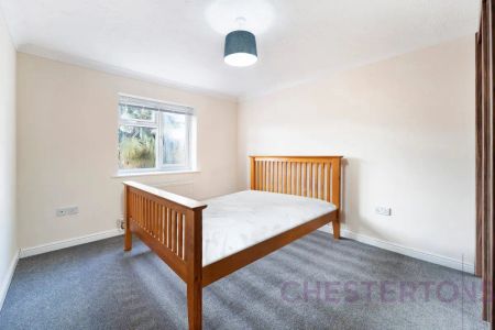 4 bedroom house in London - Photo 2