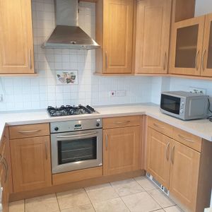 3 bedroom semi-detached house to rent - Photo 2