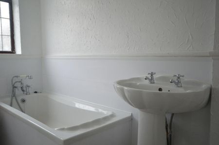 2 bedroom terraced house to rent - Photo 4