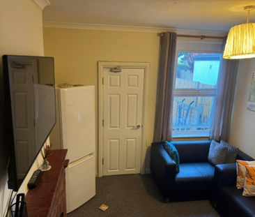 COUPLES WANTED! Room 1: 46 George Road, Guildford, GU1 4NR - Photo 2