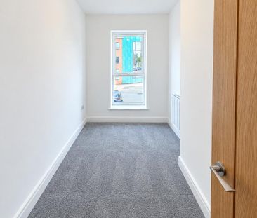 2 bedroom flat to rent - Photo 2