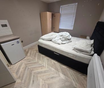 Studio Flat, Taunton Road, SE12 - Photo 2